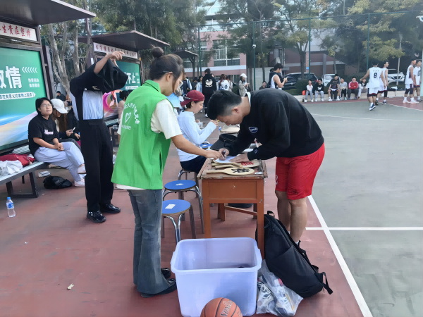 助力赛场，迎“篮”而上——天博官网登录青年志愿者协会开展篮球嘉年华志愿服务活动